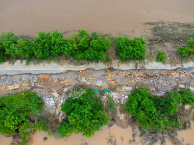 Şiddetli yağmurların yol açtığı toprak kaymaları asfalt yolların çatlamasına neden oldu. Selin yol açtığı doğal afetler nehir boyunca uzanan yol yüzeyini tahrip etti..