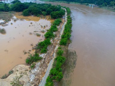 Şiddetli yağmurların yol açtığı toprak kaymaları asfalt yolların çatlamasına neden oldu. Selin yol açtığı doğal afetler nehir boyunca uzanan yol yüzeyini tahrip etti..