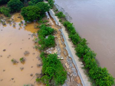 Şiddetli yağmurların yol açtığı toprak kaymaları asfalt yolların çatlamasına neden oldu. Selin yol açtığı doğal afetler nehir boyunca uzanan yol yüzeyini tahrip etti..