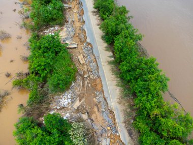 Şiddetli yağmurların yol açtığı toprak kaymaları asfalt yolların çatlamasına neden oldu. Selin yol açtığı doğal afetler nehir boyunca uzanan yol yüzeyini tahrip etti..