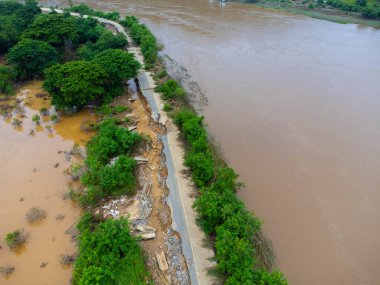 Şiddetli yağmurların yol açtığı toprak kaymaları asfalt yolların çatlamasına neden oldu. Selin yol açtığı doğal afetler nehir boyunca uzanan yol yüzeyini tahrip etti..
