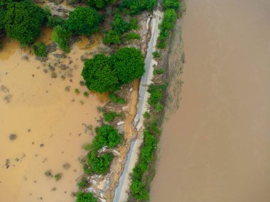 Şiddetli yağmurların yol açtığı toprak kaymaları asfalt yolların çatlamasına neden oldu. Selin yol açtığı doğal afetler nehir boyunca uzanan yol yüzeyini tahrip etti..