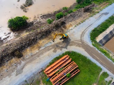 Toprak kaymaları ve kazıcıların çalıştığı doğal afetler. Selin yol açtığı doğal afetler nehir boyunca uzanan yol yüzeyini tahrip etti..