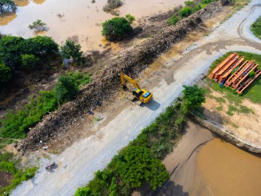 Toprak kaymaları ve kazıcıların çalıştığı doğal afetler. Selin yol açtığı doğal afetler nehir boyunca uzanan yol yüzeyini tahrip etti..