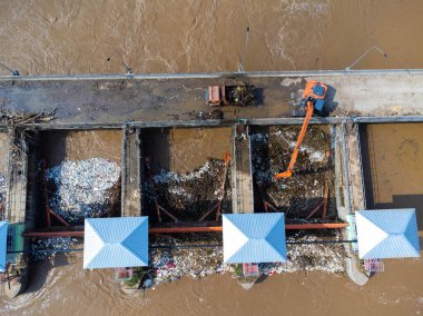 Yağmur mevsiminde barajın baraj kapaklarının hızlı su akışını gösteren hava manzarası. Baraj suyu boşaltımı, sağanak yağmurdan sonra baraj aşırı doluluk.