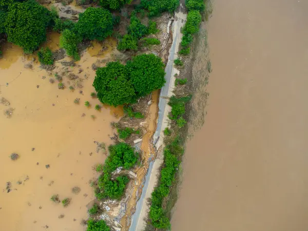 Şiddetli yağmurların yol açtığı toprak kaymaları asfalt yolların çatlamasına neden oldu. Selin yol açtığı doğal afetler nehir boyunca uzanan yol yüzeyini tahrip etti..
