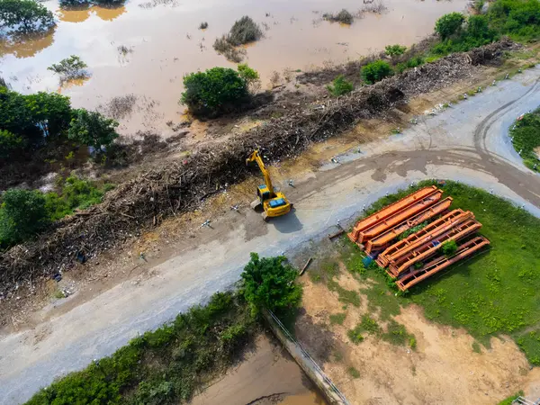 Toprak kaymaları ve kazıcıların çalıştığı doğal afetler. Selin yol açtığı doğal afetler nehir boyunca uzanan yol yüzeyini tahrip etti..