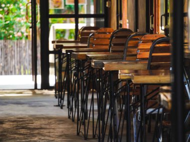 Sabahları kafenin içi boş oluyor. Restoranda ahşap masalar ve zarif ahşap sandalyeler..