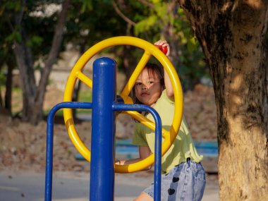 Güzel kız yaz tatili boyunca dışarıda egzersiz malzemeleriyle egzersiz yapıyor.