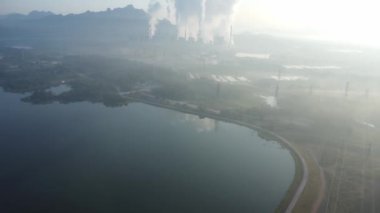 Kömürle çalışan bir enerji santralinin hava görüntüsü. Sabahları buhar yığını üzerinden akıyor. Mae Moh Elektrik Santrali, Lampang, Tayland.