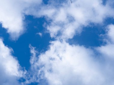 Beyaz bulutlu mavi gökyüzü. Güneşli bir günde dağınık bulutlu açık gökyüzü.