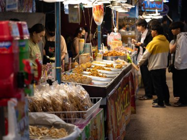 24 Aralık 2024, Chiang Rai: Gece pazarında yiyecek çeşitliliği. Tayland pazarında sokak yemekleri.