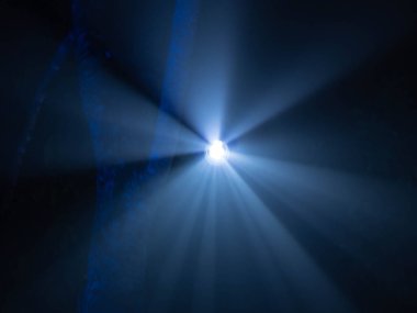 Işık gösterisi, siyah arka planda lazer gösterisi. Sahne ışıkları. Sahnedeki spot ışıklarından ışıklar geceleri.