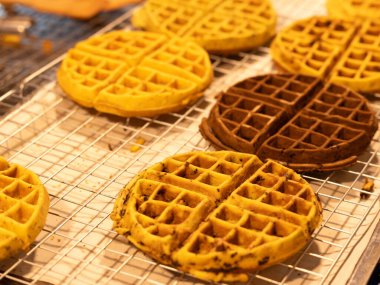 Gece pazarında taze waffle. Tayland Waffle 'ı, serinlemek için ızgaranın üstünde yemeye hazır. Asya sokak yemekleri Tayland.