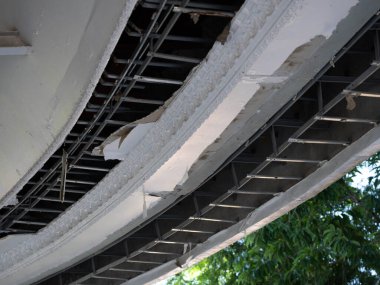 Tavan panelleri yağmur suyu sızıntısından dolayı çatıdaki büyük bir deliğe zarar verdi. Hizmet ve onarım kavramı.