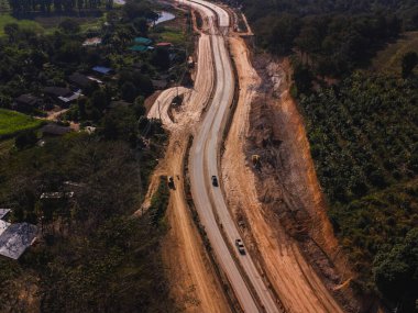 Yeni yolun havadan görünüşü. Dağlık alanda otoyol yapım aşamasında. Otoyol inşaatında altyapı.