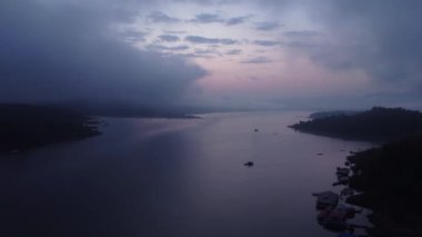 Sabahları gölün üzerindeki güzel sisin havadan görünüşü. Sabahın erken saatlerinde nehrin yakınındaki ormanda. Ormanda sisli güzel bir gün doğumu.
