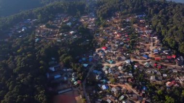 Kuzey Tayland 'da kırsal köy, verimli tarım arazileri ve dağ sıraları için hava manzarası.