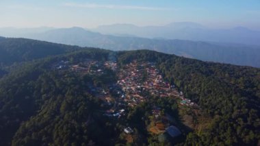 Kuzey Tayland 'da kırsal köy, verimli tarım arazileri ve dağ sıraları için hava manzarası.