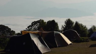 29 Ocak 2025, Tayland - Güzel bir dağın zirvesinde güçlü rüzgarlar altında turist çadırları kuruldu.