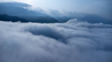 Görünür siluetleri olan dağ siluetleri rengarenk sislerin arasından sabah görülebiliyor..