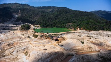 Tayland 'da yemyeşil dağlarla çevrili bir taş ocağının havadan görünüşü.