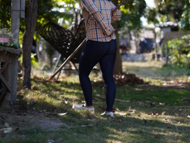 Asyalı yetişkin kadın yaz bahçesinde çalışıyor..