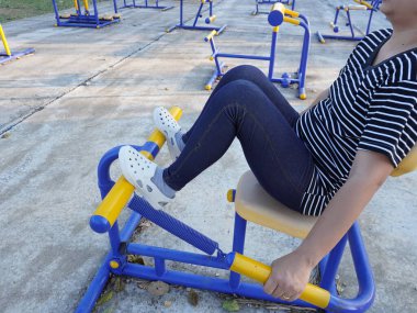 Parkta spor yapan Asyalı yetişkin bir kadın..