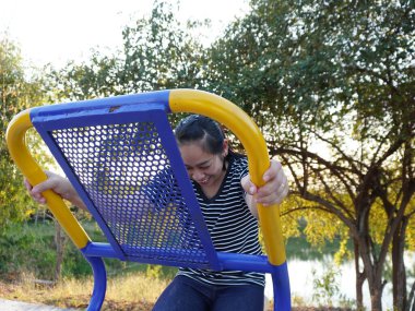 Parkta spor yapan Asyalı yetişkin bir kadın..