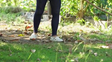 Evde ve dışarıda çalışan Asyalı yetişkin kadın..