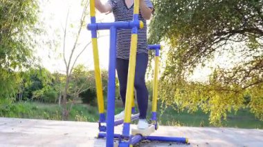 Parkta spor yapan Asyalı yetişkin bir kadın..