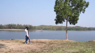 Mutlu Asyalı çift parkta tatilde birlikte vakit geçiriyor..