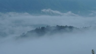 Kuzey Tayland 'da bir dağ manzarasının üzerinde akan sisli hava manzarası. Güzel dağların ve sisli bulutların havadan görünüşü.