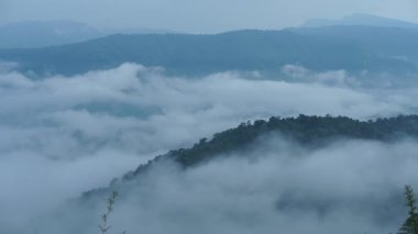 Kuzey Tayland 'da bir dağ manzarasının üzerinde akan sisli hava manzarası. Güzel dağların ve sisli bulutların havadan görünüşü.
