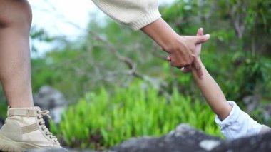 Aile başarısı. Anne ve kızı bahar tatili boyunca dağlarda birlikte yürüyüş yapar. Takım çalışmasına yardım etmek.