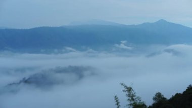 Kuzey Tayland 'da bir dağ manzarasının üzerinde akan sisli hava manzarası. Güzel dağların ve sisli bulutların havadan görünüşü.