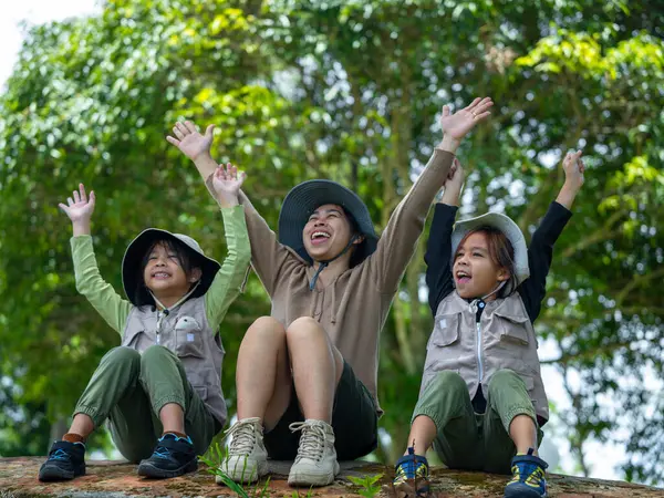 Asyalı anneler çocuklarını doğayı keşfetmek için ormana götürürler. Anne ve çocuklar doğanın tadını çıkarıyorlar, ormanda maceralar yaşıyorlar..