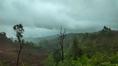 Yağmur mevsiminde dağdaki bulutların hızlandırılmış görüntüsü. Sisin içindeki dağlar.