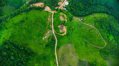 Yağmurlu mevsim manzarası sabah bir dağ köyü ve arka planda dağlar.
