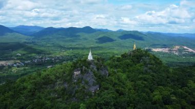 Tayland tapınağının sabahları dağdaki yağmurlu mevsim manzarası güzel bir bakış açısı olarak görülebilir..