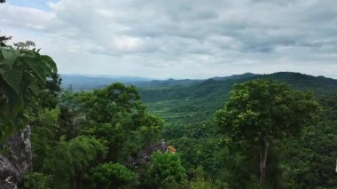 Yağmur mevsiminde dağdaki bulutların hızlandırılmış görüntüsü. Sisin içindeki dağlar.