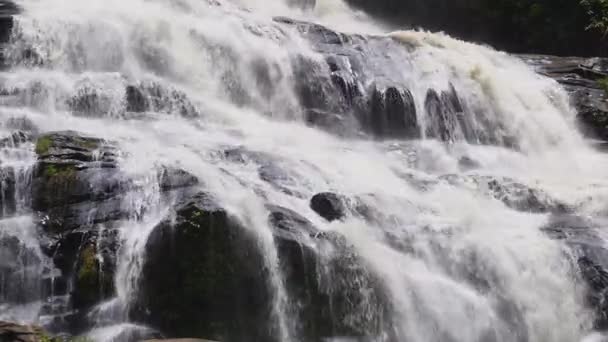 La nature de la cascade dans la forêt qui coule fortement pendant la saison des pluies. Fort courant dans la rivière, les eaux sont devenues boueuses après de fortes pluies en automne.