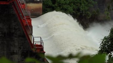 Nehrin aşağısındaki barajın güçlü akım ve kahverengi çamur akıntısıyla sel sularını serbest bırakması.