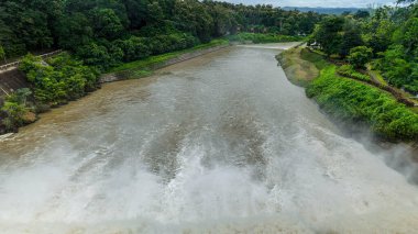 Şiddetli yağmur mevsiminde hızlı ve güçlü su akıntısı olan nehir