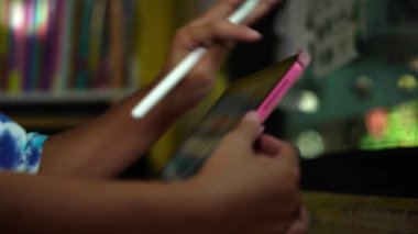 İnternette öğrenmek ve evde okumak için dijital tablet kullanan genç bir kız. İmaj modern eğitimi, çocukluktaki teknolojiyi ve öğrencilerin dijital yaşam tarzını temsil ediyor. Resim için mükemmel.