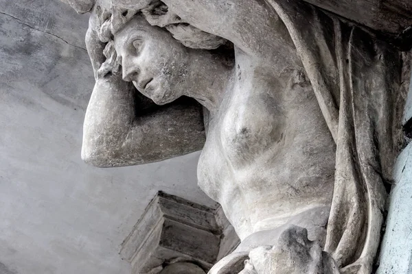 그리스 아틀라스는 세계를 후반에 저자가 조각상 — 스톡 사진