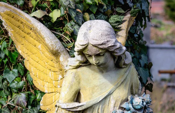 頭が低い天使は世界を考えます 作者不詳の19世紀末像 — ストック写真