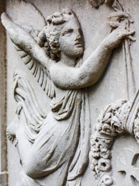 Küçük bir melek Tanrı 'ya dua ediyor. Siyah beyaz fotoğraf
