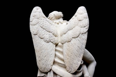 Siyah arka planda büyük kanatlı bir melek. Dua ve tövbe.