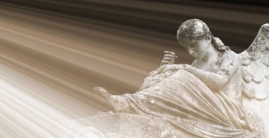 Güneş ışığındaki huzur meleği siyah arka planda retro perspektifte